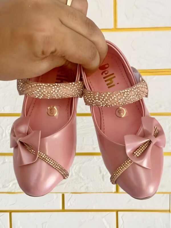 chic pink flat pointed-toe shoes